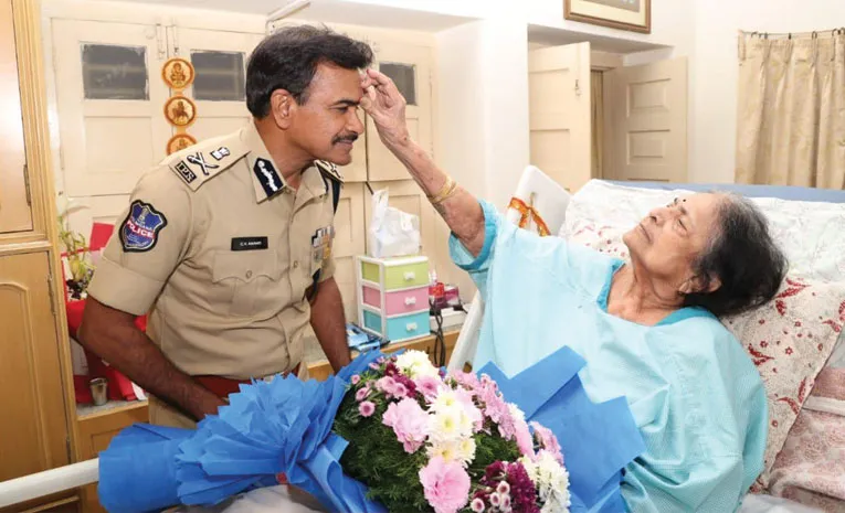 An emotional moment from Telangana DGP CV Anand