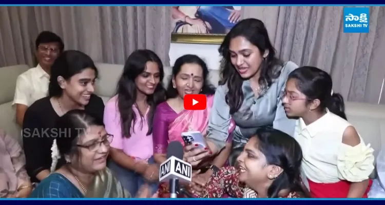 విజయ్ పై తల్లి, ఫ్యామిలీ అద్భుతమైన పాట