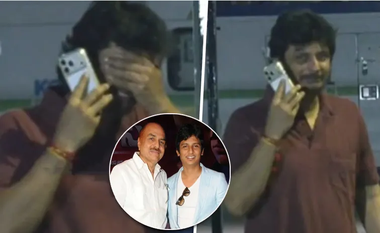 తండ్రి మరణం.. వెక్కి వెక్కి ఏడ్చిన హీరో (వీడియో)