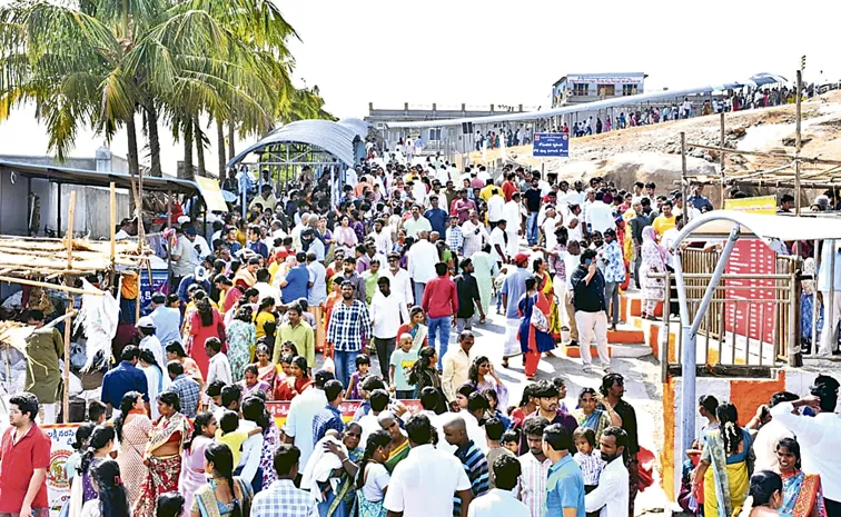 Huge Devotees Rushed To Yadagirigutta Lakshmi Narasimha Swamy Temple