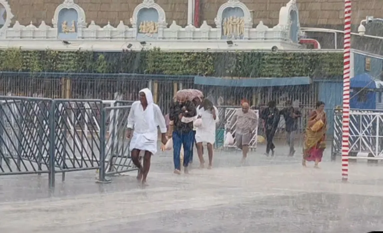 Heavy Rainfall In TIrumala Devotees Face Severe Hardships