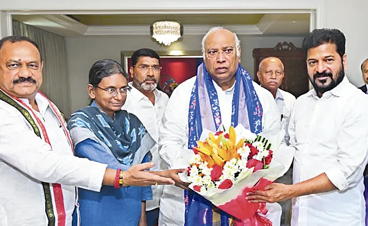 CM Revanth Reddy and Telangana Cong chief meet Mallikarjun Kharge