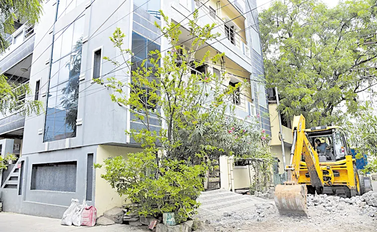 TDP MLA Madhavi Reddy Overaction