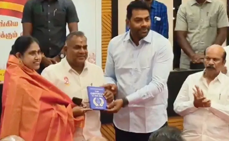 బీజేపీకి బై చెప్పి.. టీవీకేలో చేరిన బీజేపీ నాయ‌కురాలు