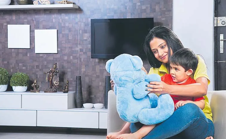 మా బాబుకి రెండేళ్లు! ఎంత పిలిచినా.. చూడటం లేదు..