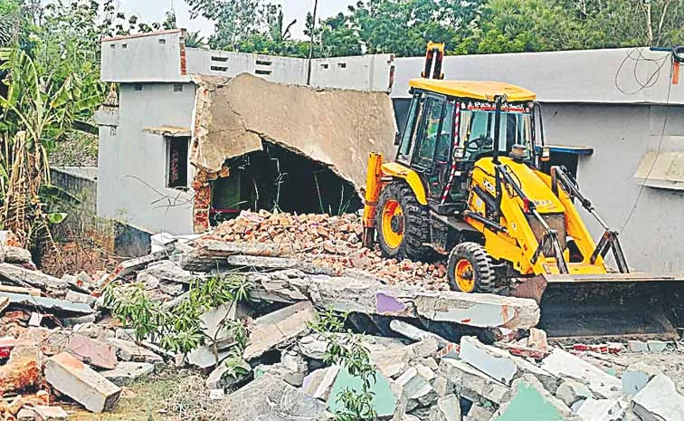 ఇళ్లు కూల్చివేశారు.. కన్నీళ్లు మిగిల్చారు