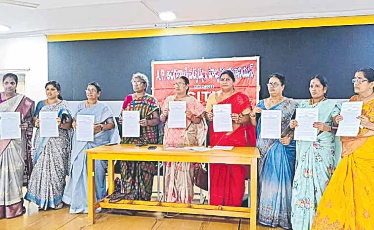 అంగన్‌వాడీలు ఉద్యమానికి సిద్ధం కండి