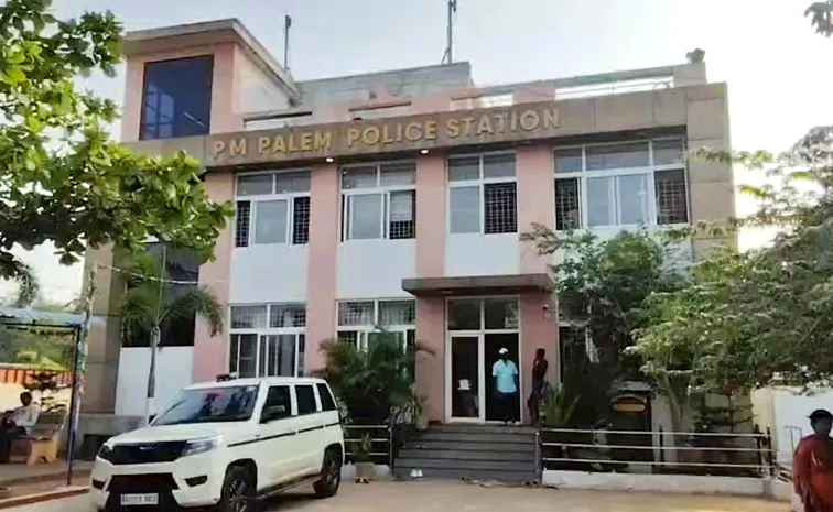 విదేశీ యువతుల వలపు వల.. యువకుడికి దేహశుద్ధి 