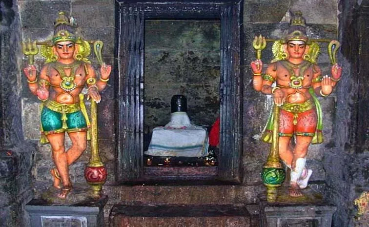 ఆలయాల్లో.. ద్వారపాలకులు ఎందుకు? 