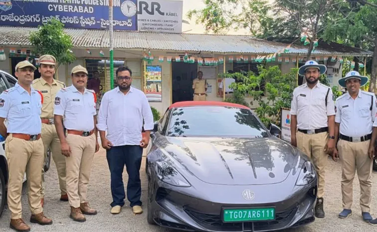 బుడ్డోడి స‌ర‌దా.. లగ్జరీ కారు గోవిందా!