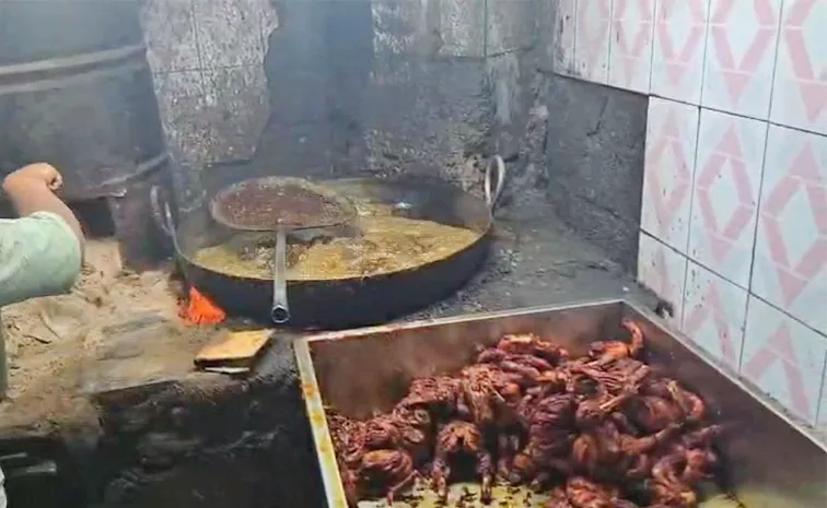 Artificial colors and 110 kg of fried chicken seized in Charminar, Telangana