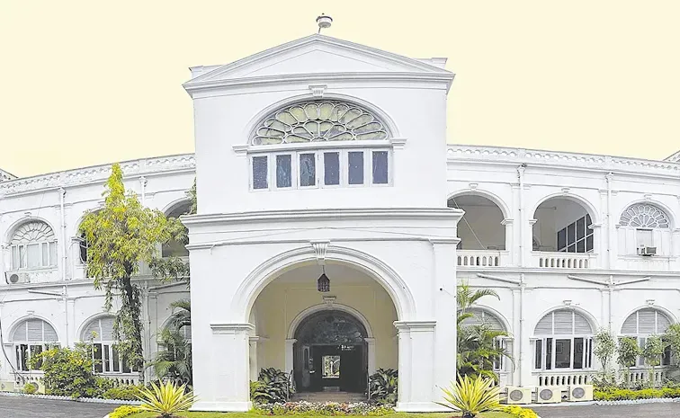 Female professor retires to sexual harassment at Administrative Staff College of India