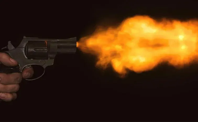 Gun explodes in constable hand at Peddapalli