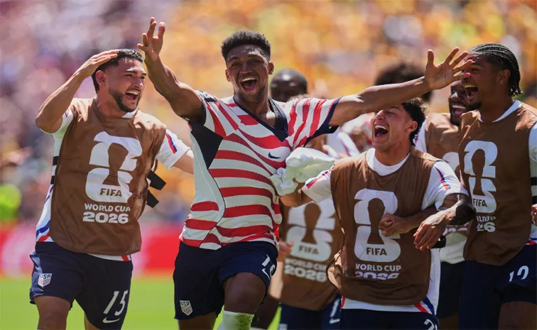 USA beat Australia 2 0 to book knockout spot at World Cup