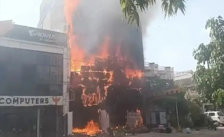 లక్నోలో భారీ అగ్నిప్రమాదం 