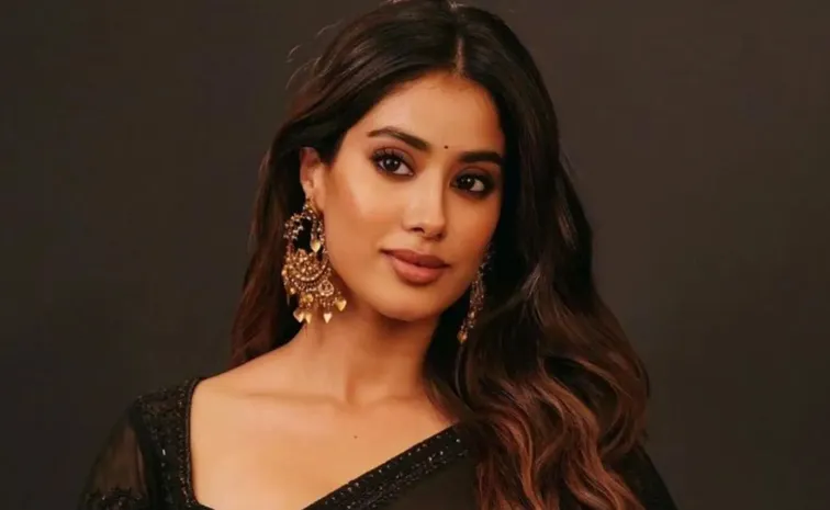 పెద్ది భామ ప్రియుడు ఎవరంటే.. టీ షర్ట్‌తో హింట్ ఇచ్చిందిగా..!