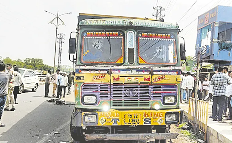 Telangana Bhupalpally DTO Venkanna death in road accident during vehicle check