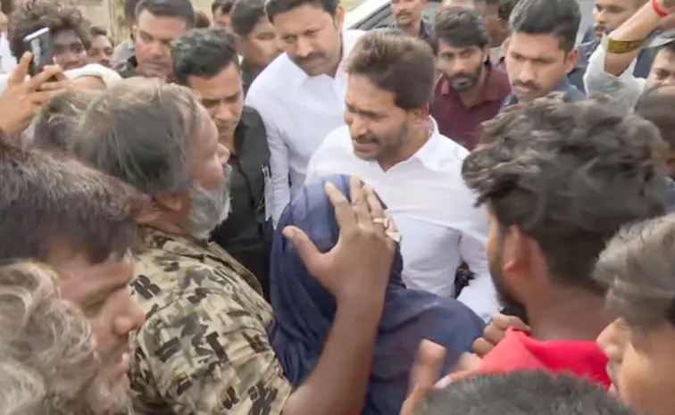 జగనన్న కోసం ఎదురుచూపు.. కాన్వాయ్‌ దిగి పరామర్శ