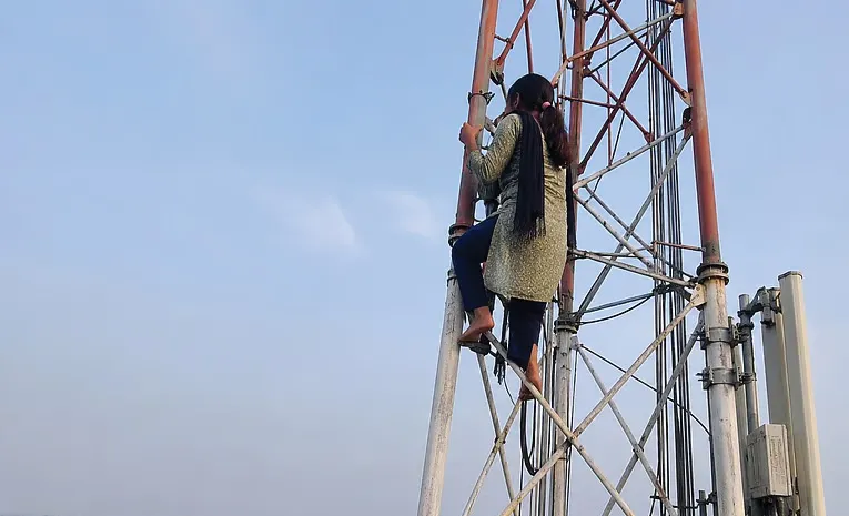 Minor girl climbs 100-foot mobile tower in Jharkhand