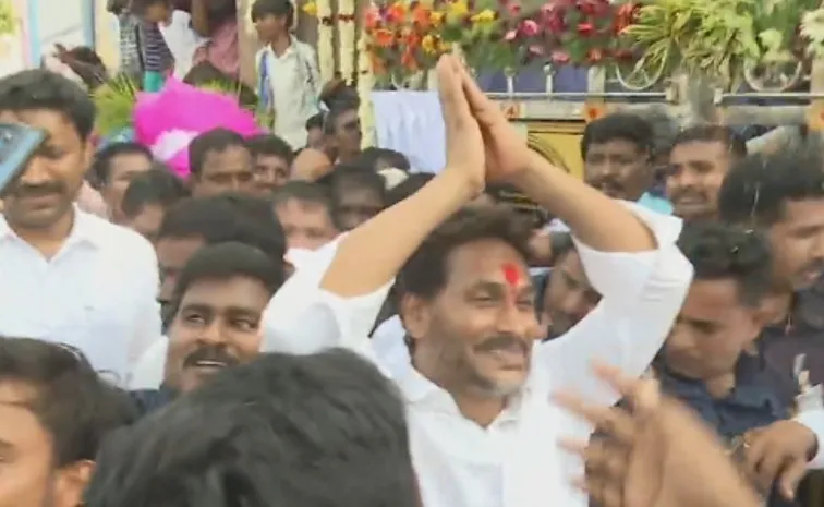 యర్రగుడిపల్లెలో సీసీ రోడ్లను ప్రారంభించిన వైఎస్‌ జగన్‌
