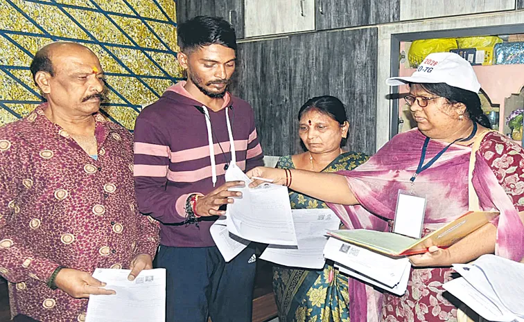 BLOs reach voters for Distribution of enumeration forms begins