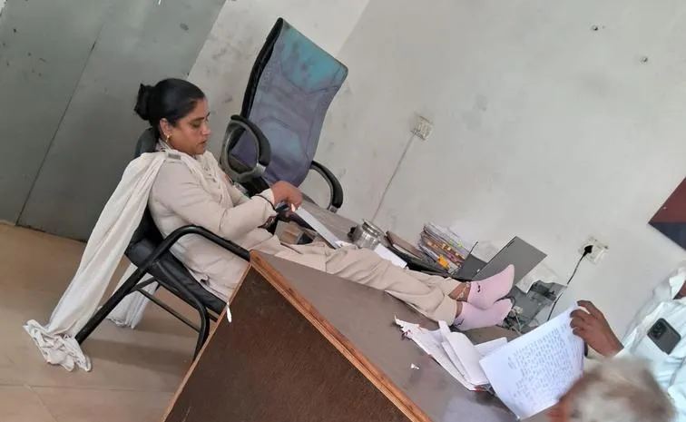 Rajasthan woman Consatble suspended For Photo Viral Issue