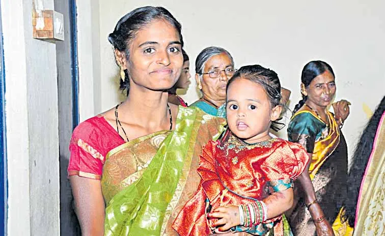 Six month pregnant woman commits suicide