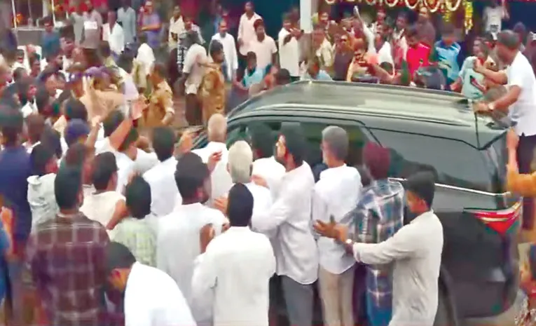 గుంటూరు జిల్లాలో ఉద్రిక్తత.. టీడీపీ గూండాల దాడి