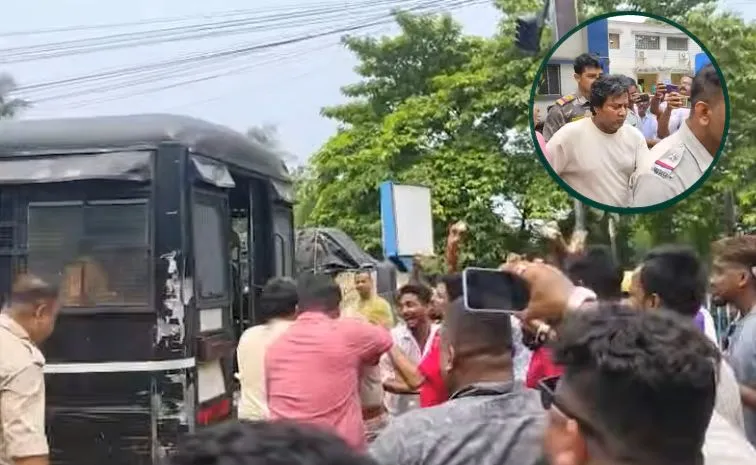 కుళ్లిన గుడ్లతో ఆ పార్టీ నేత మీద దాడి.. ‘ఎగ్‌ థెరపీ’ అంటూ.. 