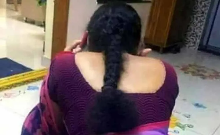 Khiladi wife caught red handed with a sketch drawn by her husband