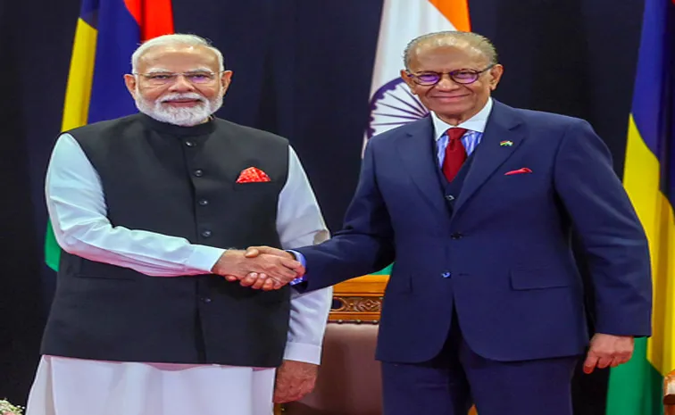 PM Narendra Modi meets Mauritius PM Dr Navin Ramgoolam in Victoria