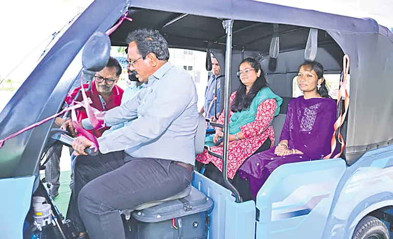 ఆటో డ్రైవర్‌.. అదనపు కలెక్టర్‌.. ప్రయాణికురాలు.. కలెక్టర్‌