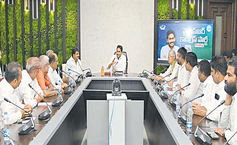 మా భూములివ్వం.. బాబు ప్రభుత్వం మమ్మల్ని వేధిస్తోంది