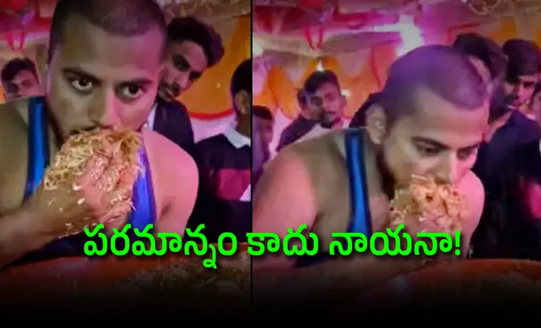 సుష్టుగా గడ్డి భోంచేస్తున్న యువకుడు : వైరల్‌ వీడియో