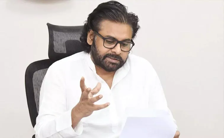 పవన్‌ స్క్రిప్ట్‌లో మిస్సయిన మెయిన్ మెసేజ్! 