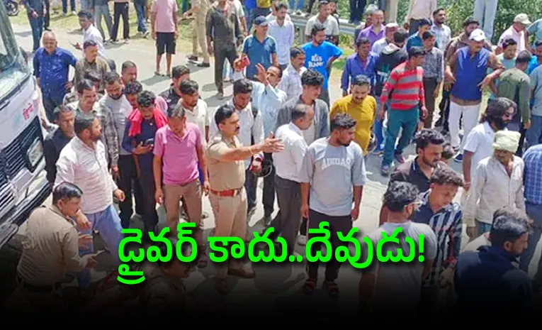 34 మందిని కాపాడి, ఆ బస్‌ కిందే నలిగిపోయిన డ్రైవర్‌