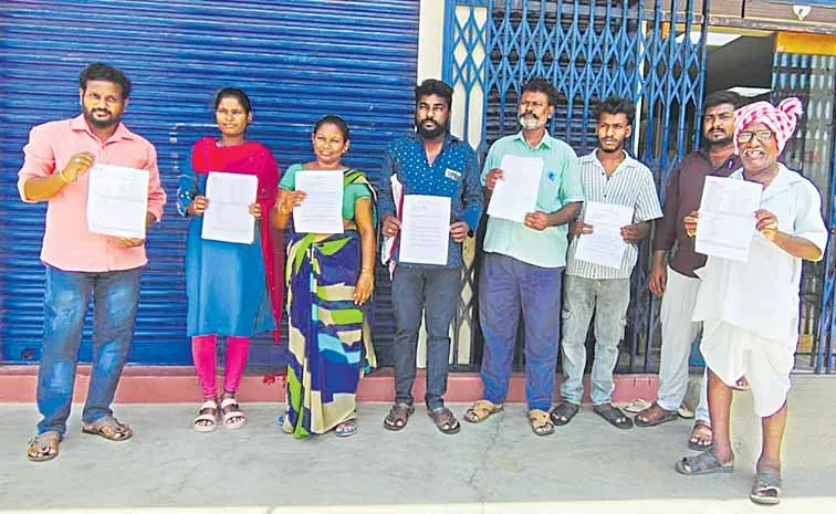 సెంటు భూమి లేకున్నా.. రూ.లక్షల్లో పంట రుణాలు