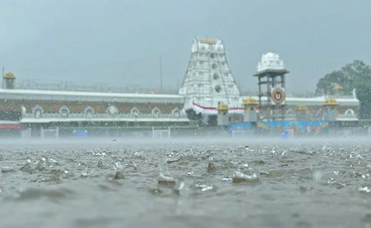Heavy rain in Tirumala Difficulties for devotees