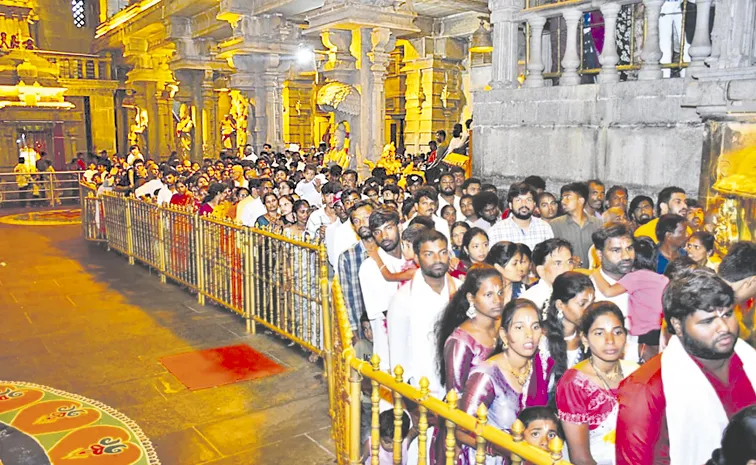 Huge Devotees Rush To Yadagirigutta Lakshmi Narasimha Swamy Temple
