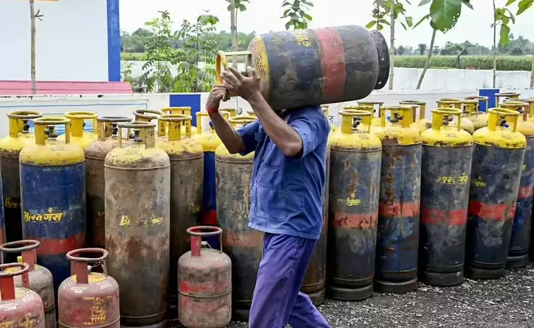 ఊరట.. తగ్గిన గ్యాస్‌ సిలిండర్‌ ధర