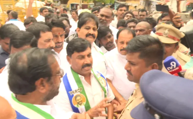 జమ్మలమడుగులో ఉద్రిక్తత.. వైఎస్సార్‌సీపీ నేతల అడ్డగింత