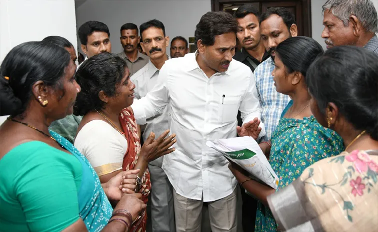 కర్నూలు జీజీహెచ్‌.. బాధిత కార్మికులకు అండగా ఉంటాం : వైఎస్‌ జగన్‌