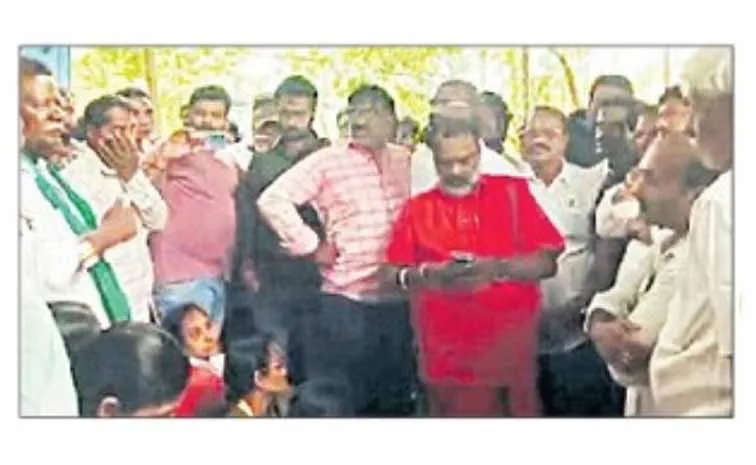 The coalition for the release of water blocked the representatives and protested