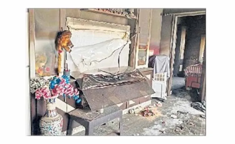 Thieves set fire to house after stealing