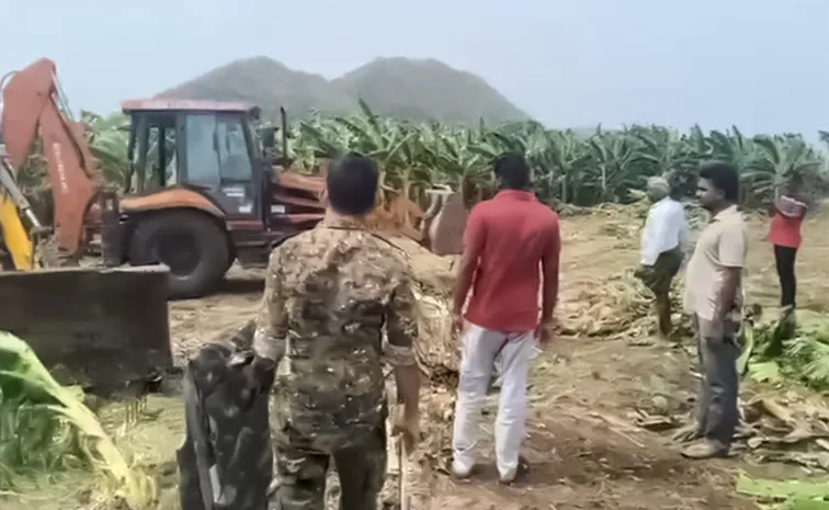 Clash Between Farmers And CRDA Officials At Undavalli