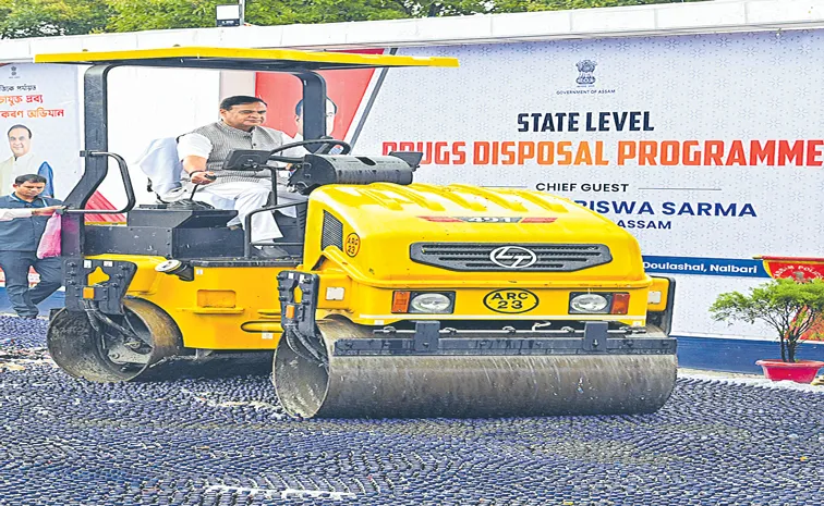 రోడ్‌ రోలర్‌ నడిపిన సీఎం హిమంత