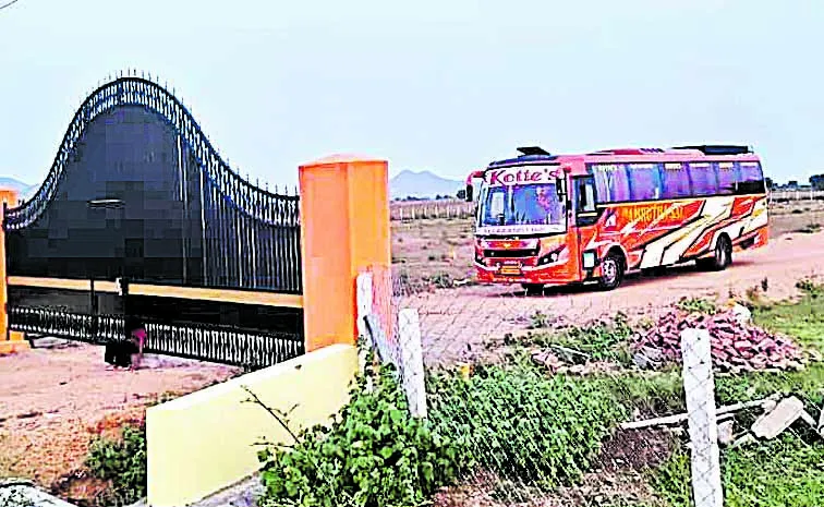 వెంచర్‌ వేస్తే వాలిపోతున్న టీడీపీ గద్దలు