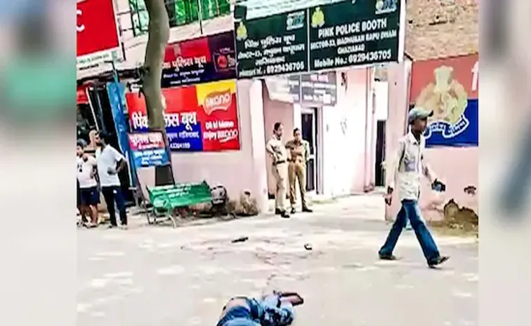 Raj Kumar death outside UP police station help for 40 minutes