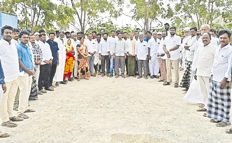 Farmers protest to the Ritwik company camp office