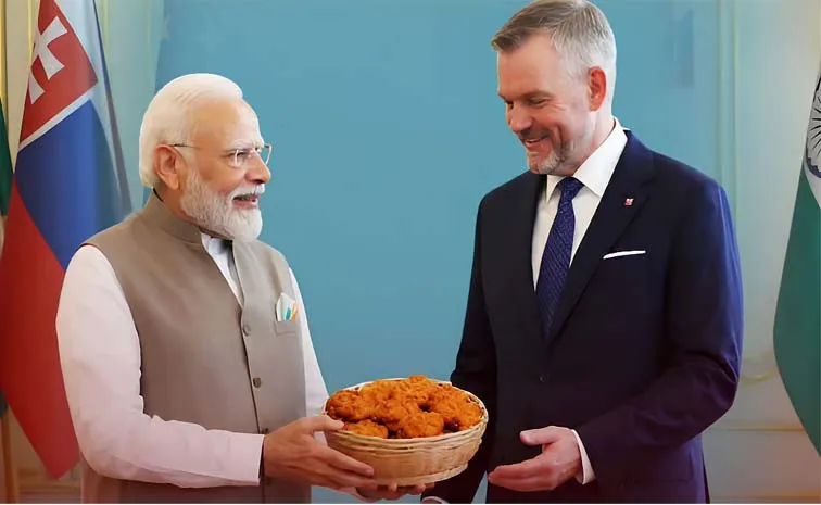 Slovak Leader Richard Rasi Tries Thekua Gifted By PM Modi